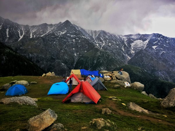 Quels sont les meilleurs conseils pour un camping en zone de haute altitude en été?