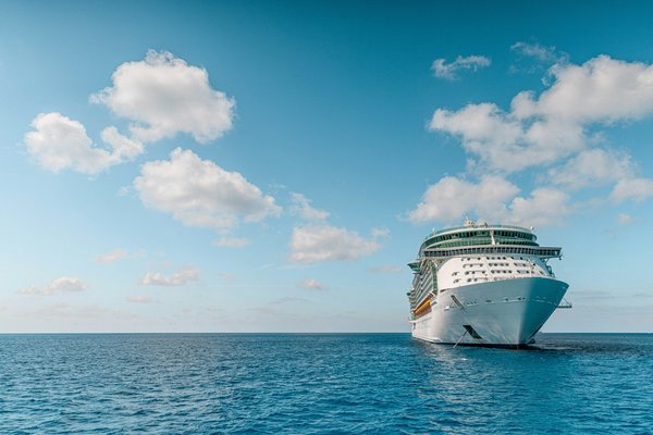 Comment organiser une croisière pour explorer les baies et criques secrètes de la Méditerranée?